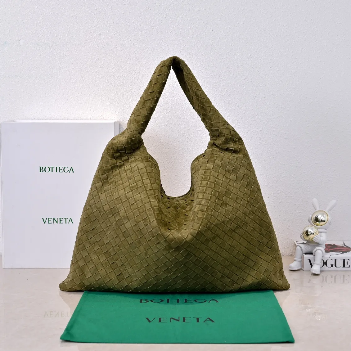 Batch 2160 #Bv Yangjin large size HOP cowhide, the bag body and handles are made of a whole piece of woven leather. The bag body is soft and lazy. Hop symbolizes the praise of innovation and eternal craftsmanship [love]. The pyramid silhouette combines practicality and fashion. Modern and casual, the bag mouth is double-sided closed design, more convenient and safe! Made of soft cowhide and full of texture, this is a must-have for fashionable ladies who like minimalism, comfort and casualness! Model: 3970 Dimensions: 54x24x13
